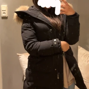 Hollies subway  - Säljer nu en jätte varm hollies subway som jag köpte från plick förra året:) Den är tyvärr för liten (storlek 34) den har lite defekter men är ändå i ett okej skick därav lågt pris. Avtagbar päls samt äkta päls! Hör av er för fler bilder. 