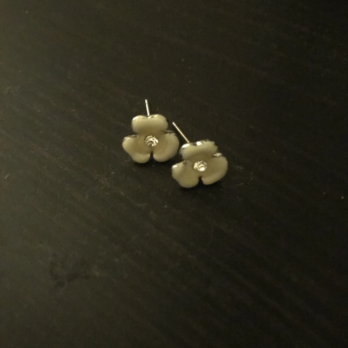 Ett par blommiga örhängen 