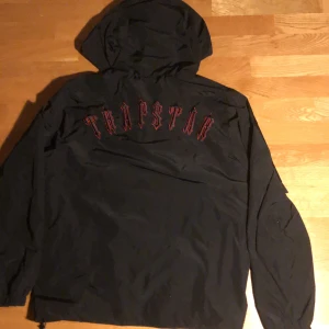 Trapstar Windbreaker - Hej, nu så säljer jag min underbara trapstar jacka då jag inte behöver den längre. Den passar perfekt till regniga dagar och till joggnings vandringar. Skicket är 9/10 skulle jag säga den är använd lite men sparsamt använd. Pris går att diskuteras. Mvh 😁