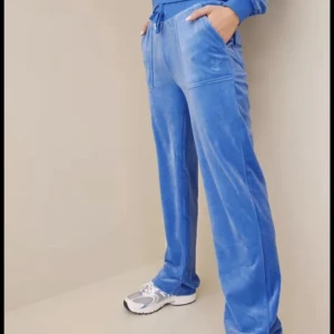 Blå Juicy couture byxor  - Jag säljer min syrras snygga juicy byxor som hon inte använder längre, dem är nästan som nya då dem endast är tvättade tre gånger! Hon kan tänka sig att diskutera priset men just nu ligger de på 850 kr ! Tryck inte på köp direkt,skriv privat vid intresse💗