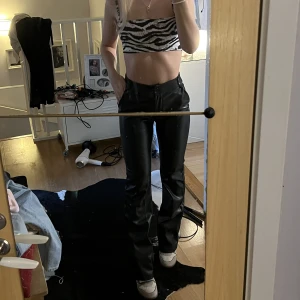 SKINNBYXOR - skinnbyxor i bootcut modell från madlady! Strl S/32 i längd💕 jag är 171 cm lång!😆 INGA DEFEKTER⭐️