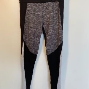 Gina Tricot träningsbyxor  - Träningsbyxor från Gina Tricot i färgerna svart, grå och vit. Köparen står för frakt, inga byten.