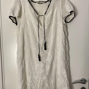 Odd Molly  - En odd molly klänning i spets med fina detaljer och knytning i ryggen. Små synliga fläckar finns som kan tas bort med fläckborttagning.