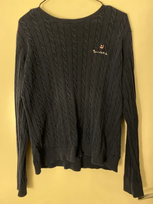 Tröja - Marinblå kabelstickad tröja från Bondelid i storlek M