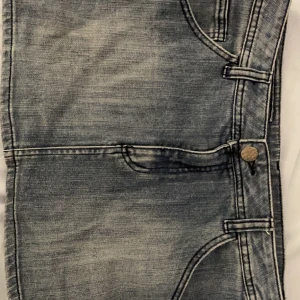 Jeans kjol blå - Jättefin lågmidjad jeans kjol i strl 38 🌸 Fraktas för 66kr Eller mötas upp i Gävle