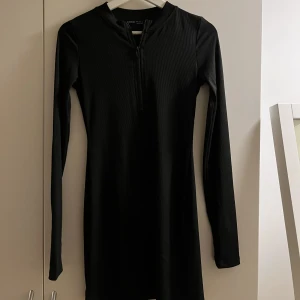 Zipklänning strl S shein - Svart zipklänning från shein i strl S, väldigt stretchigt material! Aldrig använd.