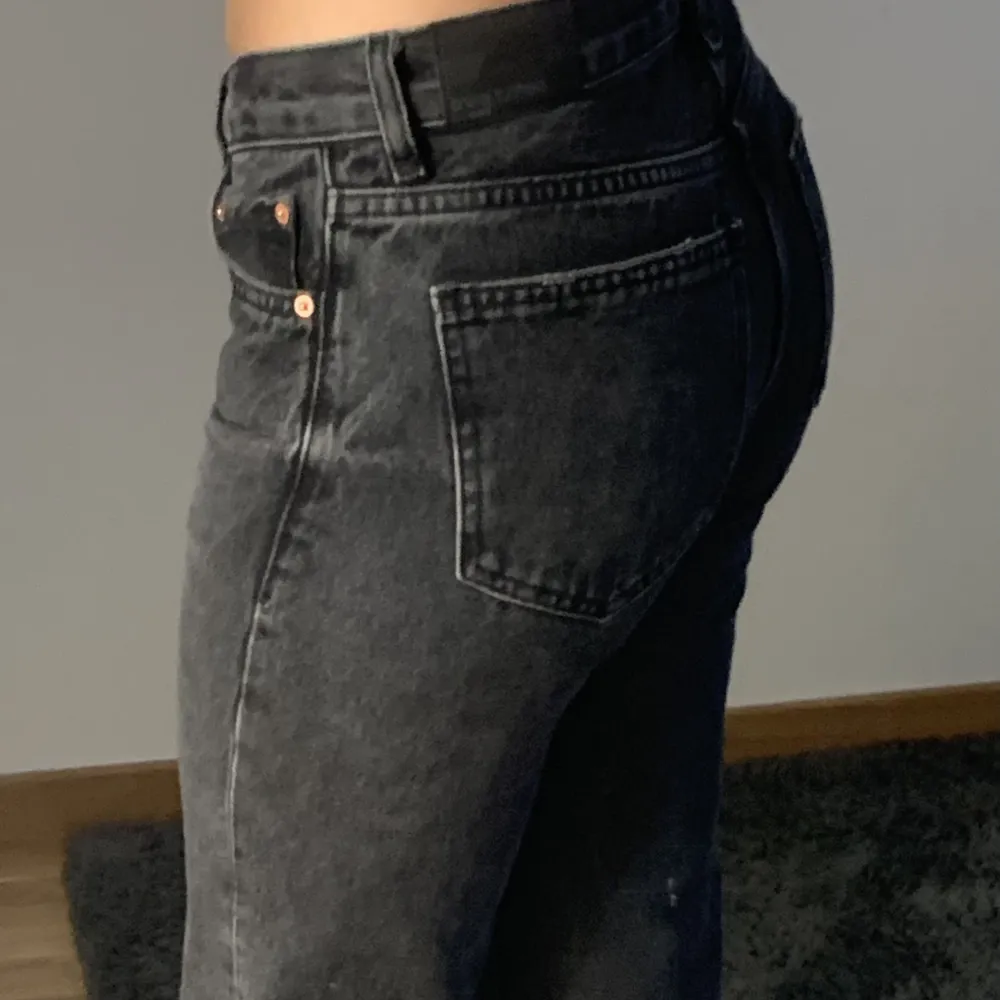 Snygga låg midjas jeans från Gina tricot, supersnygg passform! Tryck inte på KÖP DIREKT, utan kontakta mig om du är intresserad! 💛. Jeans & Byxor.