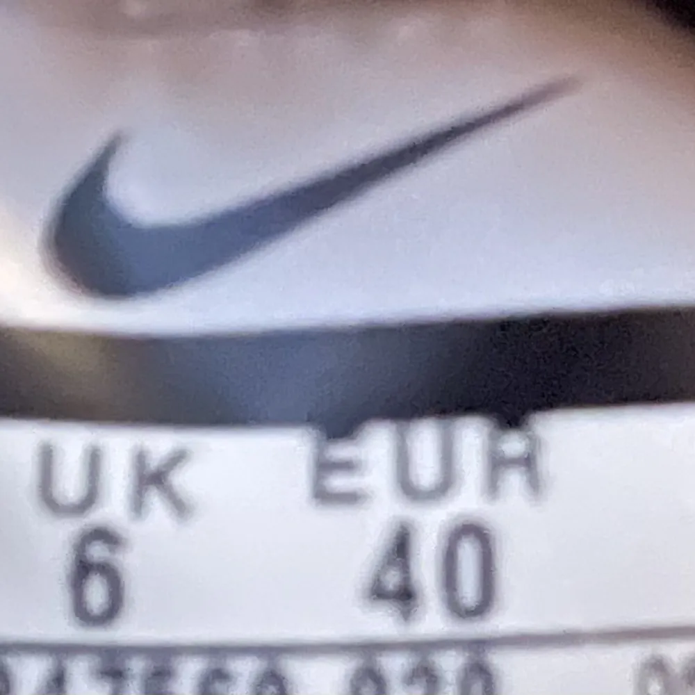 Nike Air Huarache skor i stl. EUR40/UK6/25cm säljes, använda några gånger. . Skor.