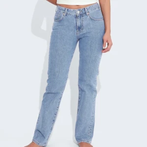 Low waist raka jeans Bikbok - Säljer dessa jeans, i nyskick, sitter jättefint på! Nypris 599kr