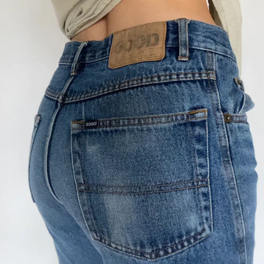 Köpta secondhand, så lär vara vintage!! Ena fickan finns inte, men inget som syns! Är 161, skulle säga att dem passar någon som är upp till 165 cm . Jeans & Byxor.