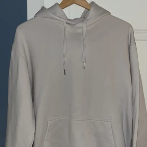 Arket hoodie - Säljer nu min cream white arket hoodie, väldigt fint skick inga fel på den. Väldigt skön och bra passform. Strl S