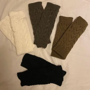 Handledsvärmare  - Nu börjar det bli kallt och vintern är verkligen här! Då är det dags köpa sig ett par handledvärmare. Det finns både svarta och vita. De kostar 149kr/par och 269kr för två par. 