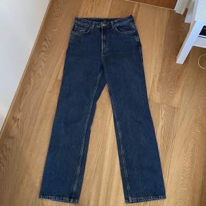 Weekday jeans i modellen rowe, köpare står för frakten
