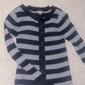 Söt knapptröja  - Skriv till mig för mer info!😜