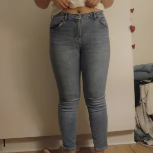 Blåa slim fit Jeans från H&M - High/ mid waist fit beroende på din längd. Jag är 174 cm. Aldrig använda då dom e lite för små på mig. Plus frakt på 49kr. Bra material, önskar själv jag kunde ha dom på mig 😆