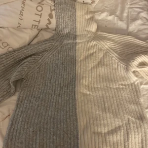 Stickat - Dubbelfärgad stickad tröja med turtle neck