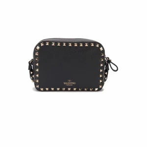 Valentino väska - INTRESSEKOLL! Går i tankarna att sälja min Valentino Rockstud camera bag, men är väldigt osäker så jag tar endast emot bra bud. Väskan är köpt för ca 3 år sedan men i extremt bra skick för att vara så gammal. Jag har dustbag, 2 extra nitar och kontoutdrag på köpet. Tyvärr ingår inte kvitto då en till väska är skriven på det. Bilder på min kan fixas om det önskas. Nypris 12 500kr. Snälla, inga skambud TACK🙏🏼