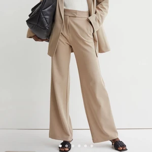 Kostymbyxor h&m - Beiga kostymbyxor från h&m i strl 36, va lite små för mig eftersom är strl 38/40. Väldigt bra skick och sitter så fint på!
