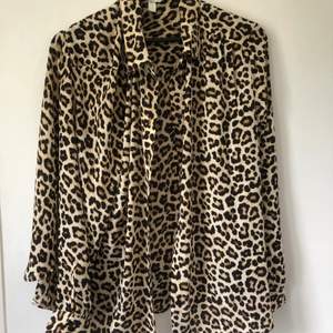 En leopardmönstrad skjorta från H&M i storlek M. Svalt material. Använd en gång. Frakt tillkommer📦