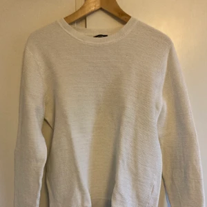 Långärmad  - En vit långärmad tröja från Jack & Jones. 45kr+frakt.