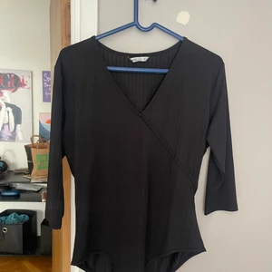 Svart body  - En skit snygg svart body! Oftast haft den till snygga byxor som är uttöjda eller kjolar!