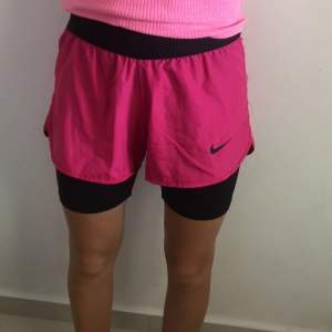 Nike träningsshorts, rosa i S, gröna M