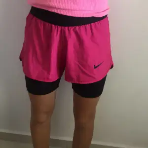 Nike träningsshorts, rosa i S, gröna M