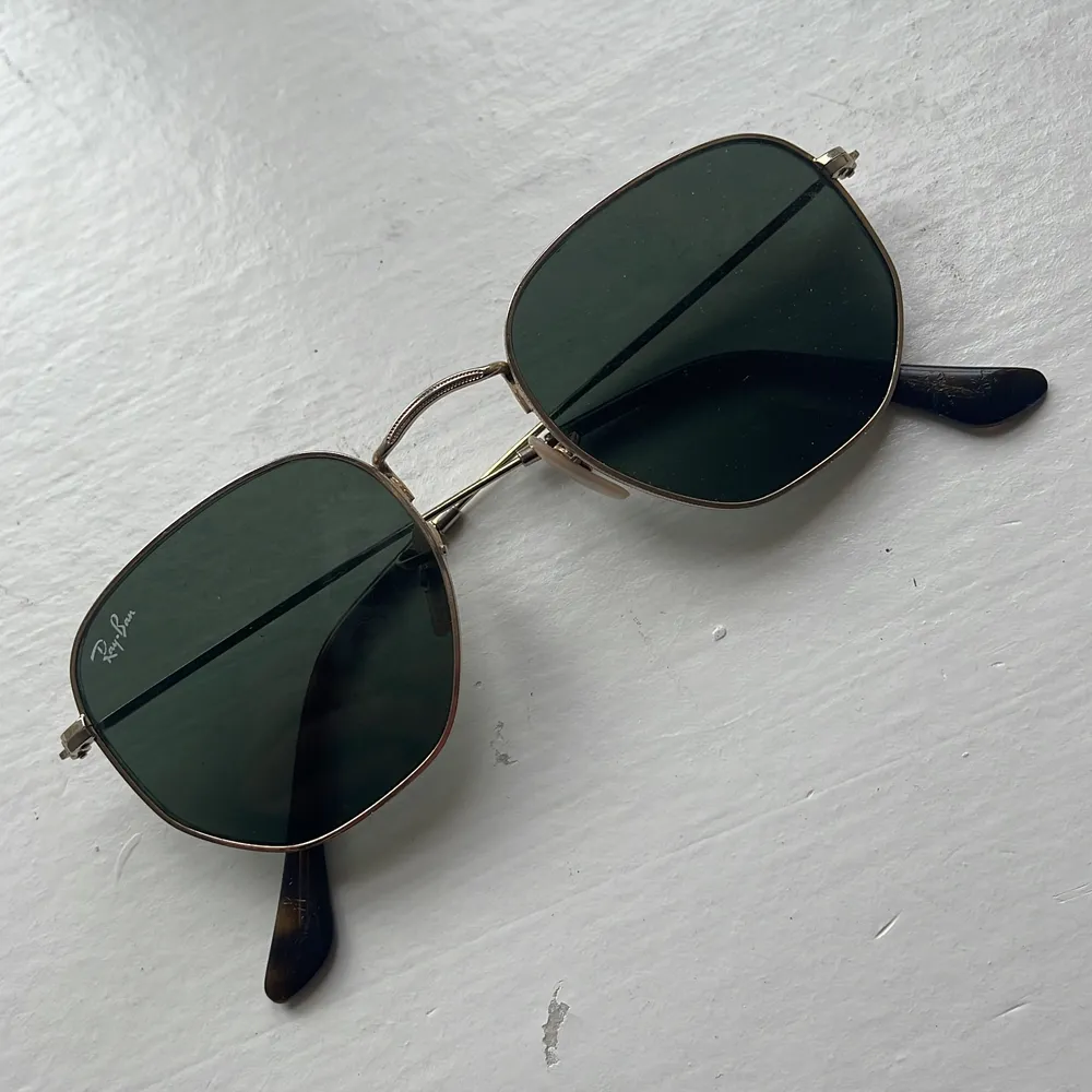 Ray-Ban solglasögon med mörk grönt/svart glas, ram i guld och sköldpaddsmönster. Säljer då jag inte använder dem längre. Mycket fint skick. Säljer vidare för 550Kr. 🌸 . Accessoarer.