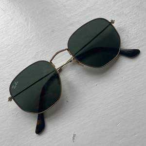 Ray-Ban solglasögon med mörk grönt/svart glas, ram i guld och sköldpaddsmönster. Säljer då jag inte använder dem längre. Mycket fint skick. Säljer vidare för 550Kr. 🌸 
