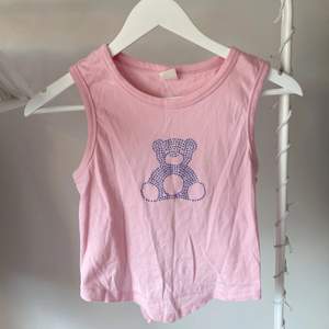 Supersöt rosa topp med öppen rygg som man knyter där bak! 💕 Köpt från Urban Outfitters förra sommaren och använd endast ett fåtal gånger. Pris 150 kr + frakt💖 skriv privat för mer bilder / frågor  
