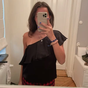 Topp - Fin silkes topp i bra skick som man kan använda på olika sätt💞