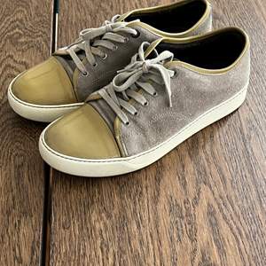 Lanvin Sneaker i grey light green patent . Använda men fint skick. Strl uk 7 (41) motsvarar ca 41/42 i vanlig sko. 