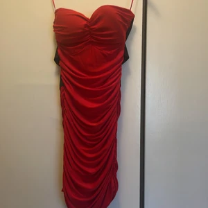 Röd klänning  - Röd klänning 
