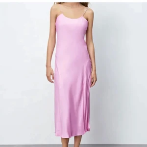 Zara klänning - Säljer denna fina ljusrosa klänning från Zara i storlek M. Använd fåtals gånger vilket gör att den är som ny. 