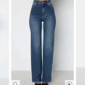 Dessa snygga, stretchiga jeans är i riktigt riktigt bra skick och ser ut som nya! Jag skulle säga att de är i perfekt längd för någon som är runt 168🤍🤍 Ny pris: 499kr, säljer för: 300kr + frakt men priset är diskuterbart🤍 Bara att skriva för fler frågor💕