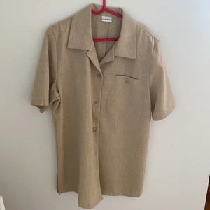 Beige skjorta - Beige kortärmad sommarskjorta! På lappen står det storlek  36 regular men jag upplever den mer som en 38