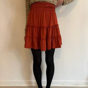 Supersöt kjol perfekt till sommaren. Storlek 32 men den är väldigt elastisk så den borde passa 34 och möjligtvis 36. Jag brukar ha typ 34.