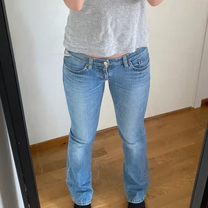 Replay jeans  - Säljer mina fina lågmidjade jeans från Replay i modellen Wendy💗 Lite slitna längts ner men tycker bara att det gör jeansen snyggare, se bild 3. Annars inga defekter. Innerbens längd: 78 cm, Midjemått: 36 cm rakt över