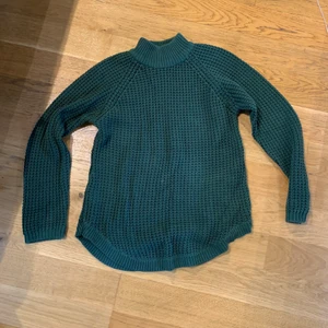 Mörkgrön myströja  - Köpt på Gina tricot i storlek S. Men är oversized så passar M. Mysig och fin mossgrön färg. Mycket bra skick. Typ stickad. Säljer då en inte är min stil längre. 