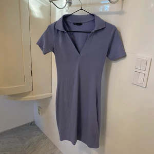 Stickad klänning - Stickad blå klänning från Zara. Helt oanvänd och slutsåld.