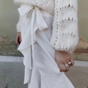 Vit kjol - Vit kjol från AFJ x NA-KD. Kjolen är helt oanvänd med alla lappar kvar. Storleken är 32