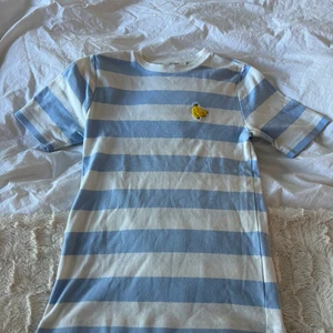 Ganni t shirt - En fin blå vit tröja från Ganni i storlek S, i bra skick