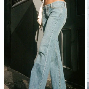 Brielle 90’s jeans - Hej! Säljer dessa superfina jeans från Brandy melville eftersom de tyvärr var för korta för mig, jag är 174cm lång. Pris kan diskuteras vid ett snabbt köp!❤️