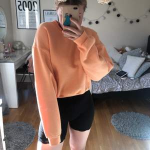 Jättefin orange aktig sweatshirt med perfekt längd, aldrig använd! 180kr+frakt❤️