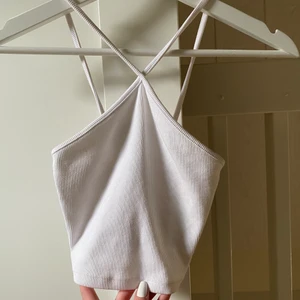 Vit topp - Vit topp. Köparen står för frakten, pris går att diskutera🤍