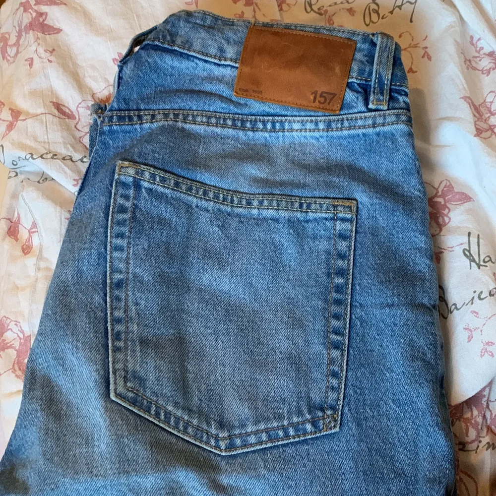 Hej! Säljer ett par jeans från lager 157, väldigt sköna och sitter snyggt. De är i använt skick men inte slitna någonstans eller vid lårna. Som bild tre visar så är de stötta men inget som syns så mycket. Pga av lilla skadan säljer jag dem för 50kr annars är allt bra med de. Strl M . Jeans & Byxor.