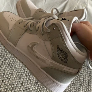 Jordan 1 Mid Grey storlek 37,5 - Skorna är knappt använda och är i väldigt bra skick. Säljer pga att dem var lite för små för mig och därav inte används. Kan mötas upp i Malmö! :)