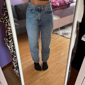Mom jeans  - Helt nya oanvända, säljs för de är för stora på mig   Finns 2 st båda 200 kr st 