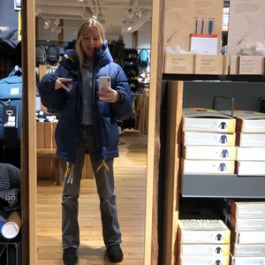 Zara byxor  - De populära zara jeansen som inte längre kommer till användning längre, haft dom i lite mer än ett år så dom är använda💞 byxorna är lite slitna mellan benen men det kan man endast sy över så det inte syns, min kompis hund har även rivit upp en liten bit i byxan så kom privat om ni vill ha bild på det 💞💞 om fler är intresserade startar budgivning 