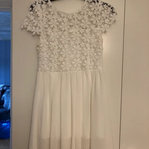 Studentklänning/festklänning  - Säljer en av mina stundentklänningar då den var något kort. St M 38. Superfint skick! 